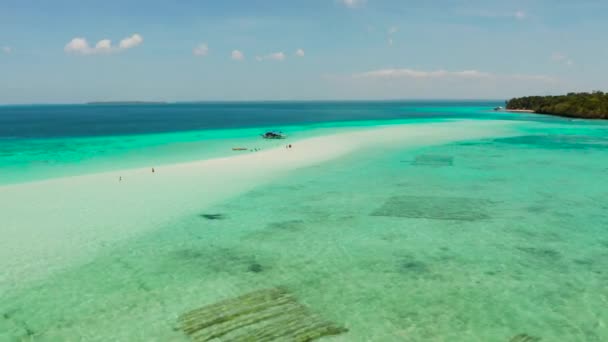 Homokos strand a lagúnában türkiz vízzel. Balabac, Palawan, Fülöp-szigetek. — Stock videók