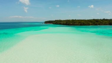 Göl kıyısında turkuaz suyu olan bir kumsal. Balabac, Palawan, Filipinler.