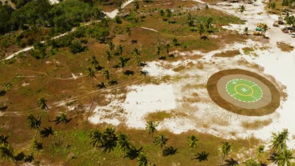 Tropik bir adada helikopter pisti. Balabac, Palawan, Filipinler — Stok video