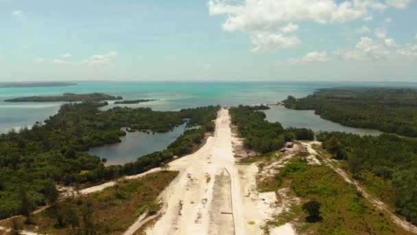 Construção do aeroporto em uma ilha tropical. — Vídeo de Stock