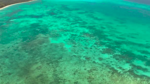 Água do mar azul transparente na lagoa. — Vídeo de Stock