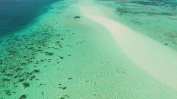 Praia de areia na lagoa com água azul-turquesa. Balabac, Palawan, Filipinas. — Vídeo de Stock