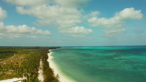 Ilha tropical com praia de areia. Balabac, Palawan, Filipinas. — Vídeo de Stock