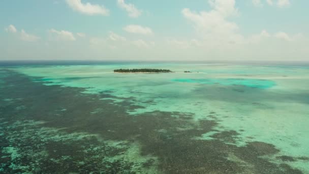 Ilha tropical com praia e atol com coral. Onok Island Balabac, Filipinas. — Vídeo de Stock