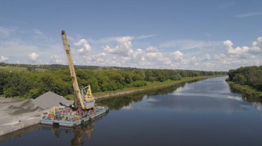 Nehir vinci kazıcısı mavnada..