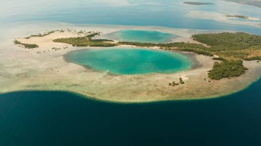 Tropik adaları ve mercan resifleri olan körfez Palawan, Filipinler.