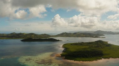 Tropikal adaları ve turkuaz suları olan deniz burnu.