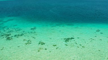 Gölde şeffaf mavi deniz suyu.