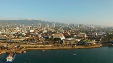 Gökdelenleri ve binaları olan modern şehir Cebu, Filipinler.