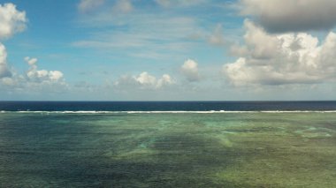 Mercan kayalıklarına çarpan dalgalar.