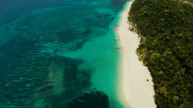 Tropik plaj ve turkuaz göl suyu.