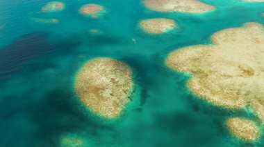 Gölde şeffaf mavi deniz suyu.
