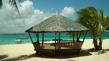 Bungalovlu tropik plaj.