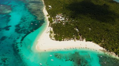 Kumlu plajı ve turistleri olan tropik Daco Adası.
