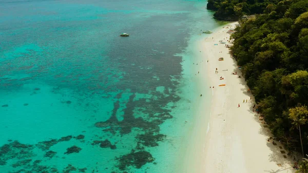 Tropik sahil ve mavi göl.