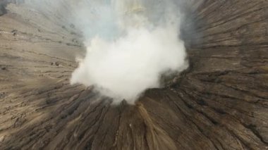 Krateri olan aktif bir volkan. Gunung Bromo, Jawa, Endonezya.