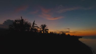 Deniz kıyısında gün batımı. Bali, Endonezya.