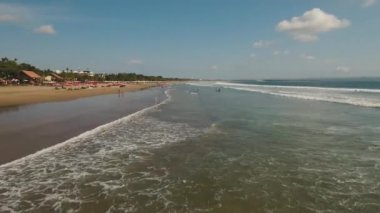 Sörfçülerin, Bali 'nin, Kuta' nın olduğu güzel bir sahil..