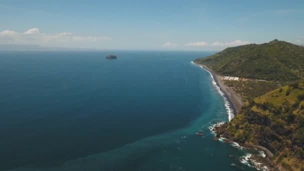 Tropisch landschap, zee, strand, bergen. — Stockvideo