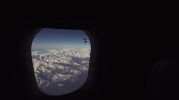 Vista dalla finestra dell'aeroplano sulle montagne. — Video Stock