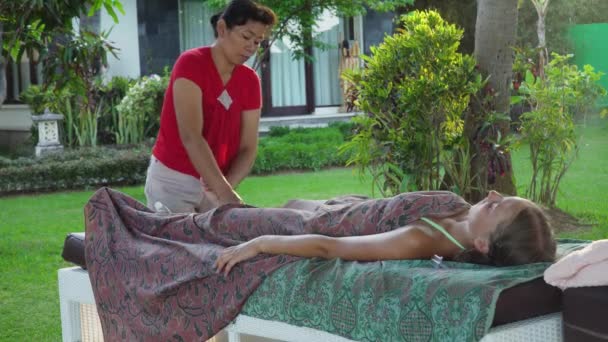 Mujer haciendo masaje a chica en asia. Bali,Indonesia. — Vídeo de stock