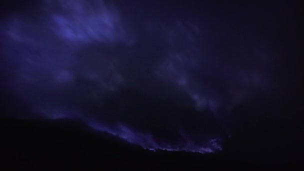 Φωτιά μπλε θείου στο ηφαίστειο Kawah Ijen. — Αρχείο Βίντεο