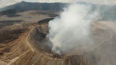 Krateri olan aktif bir volkan. Gunung Bromo, Jawa, Endonezya.