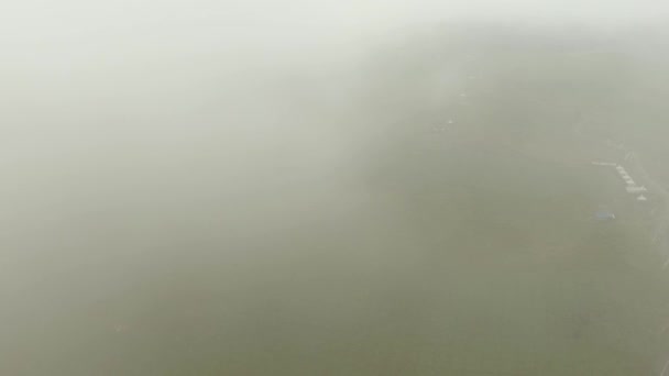 Boerderij in de bergen in de mist. Jawa eiland, Indonesië — Stockvideo