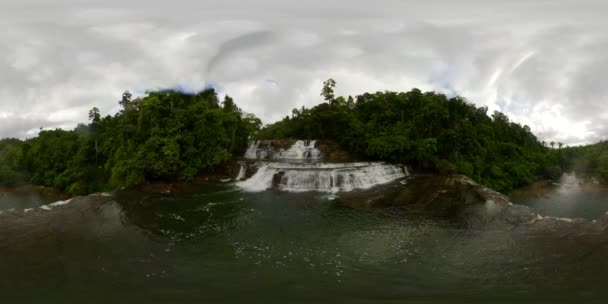 Hermosa cascada tropical. Filipinas, Mindanao. Vista de 360 grados, — Vídeo de stock