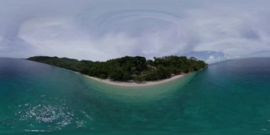 Plajı olan tropik Samal adası. Filipinler, Mindanao. 360VR Video.