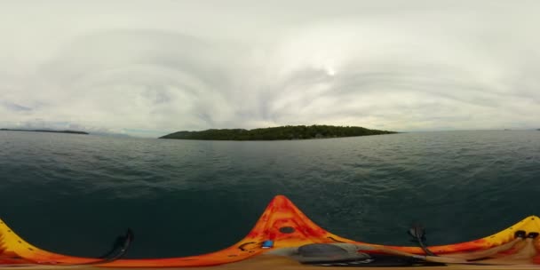 En mand i kajak på havet. Filippinerne, Mindanao. 360-graders visning. – Stock-video