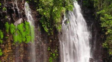 Güzel tropik şelale. Filipinler, Mindanao.