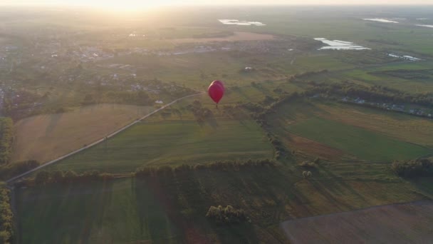 Balon udara panas bentuk hati di langit — Stok Video