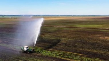 Tarım arazisindeki sulama sistemi.
