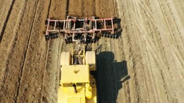 Çiftlik arazisinde diski olan traktör.