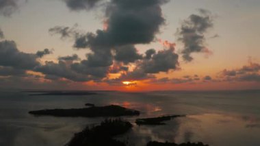 Tropikal adalar üzerinde renkli gün batımı.