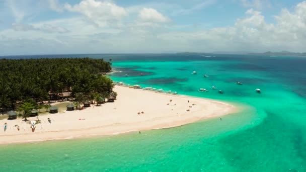 Tropiska Daco Island med en sandstrand och turister. — Stockvideo