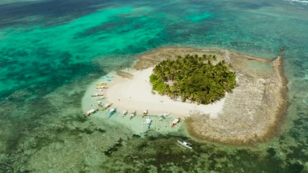 Tropische Insel Guyam mit Sandstrand und Touristen. — Stockvideo