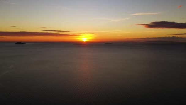 Pôr do sol sobre o mar e as ilhas. Filipinas. — Vídeo de Stock