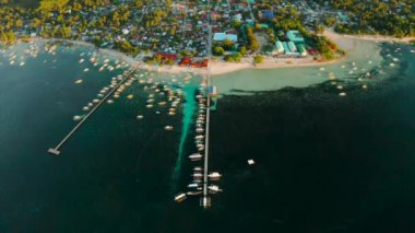 Siargao adasının kıyısındaki Şehir Generali Luna.