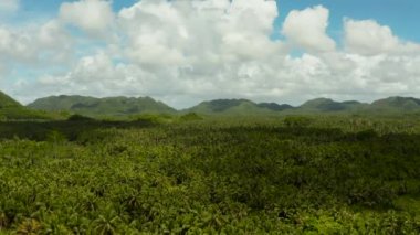 Tepeleri ve dağları olan Siargao Adası, Filipinler.