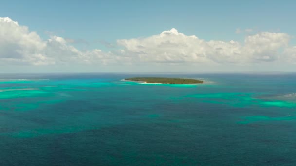 Capa marinha com ilhas tropicais e águas turquesa. — Vídeo de Stock