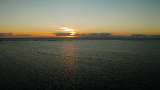 Colorido amanecer sobre islas tropicales. — Vídeos de Stock