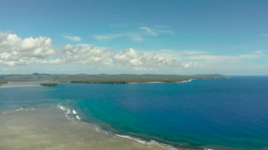 Siargao adası ve okyanus, hava manzarası.