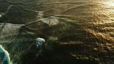 Okyanus dalgaları ve deniz sörfü, hava manzarası..