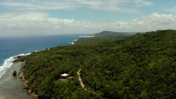Coasta insulei Siargao, oceanul albastru și valurile . — Videoclip de stoc