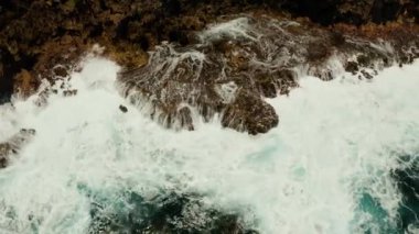 Okyanus kıyıya vuran dalgalarla