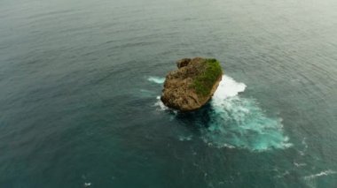 Okyanustaki Rocky Adası.