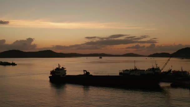 Zonsondergang op een tropisch eiland met een zeehaven. — Stockvideo