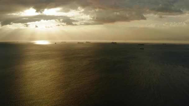 Puesta de sol sobre el mar en la bahía de Manila — Vídeos de Stock